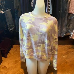 Peyton Jensen camo sweatshirt top size medium